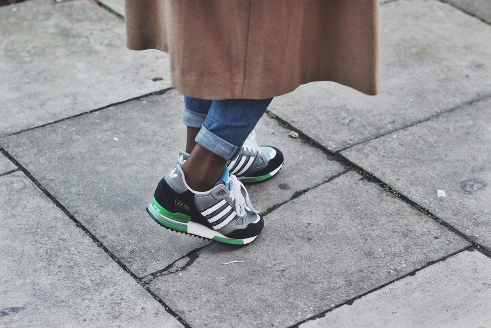 skinny ripped jeans and sneaker