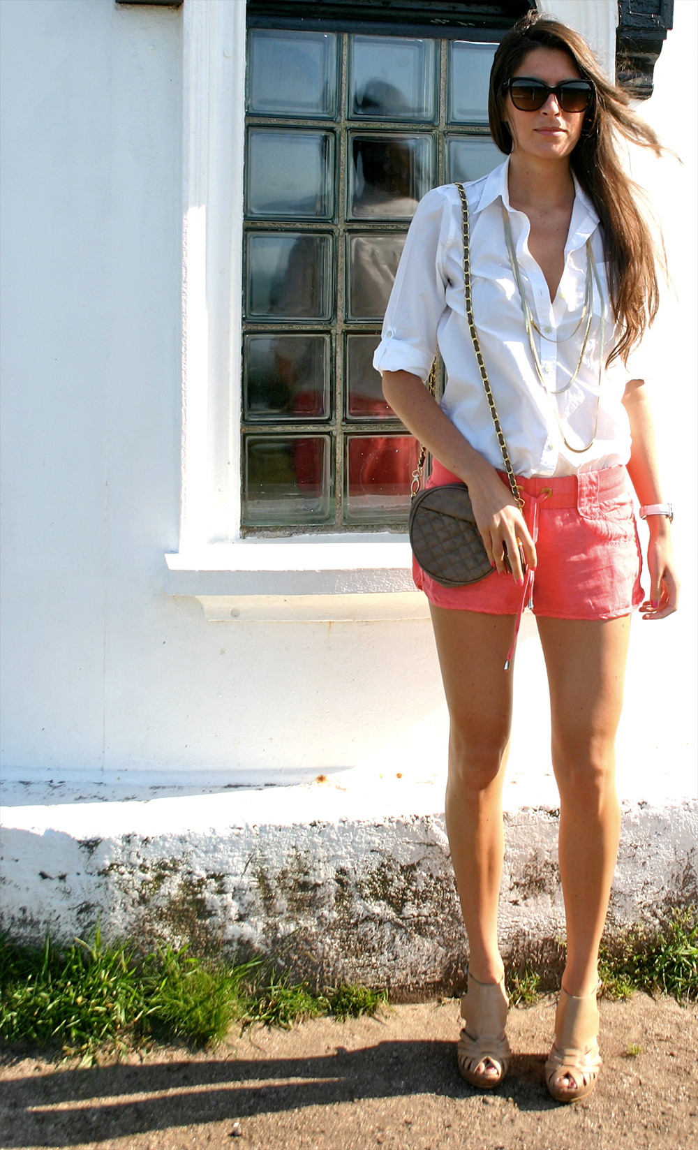 peach colored shorts - Outfitmag.com