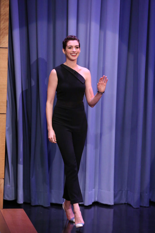 anne hathaway one shoulder outfit
